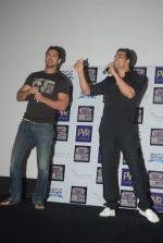 Akshay Kumar, John Abraham at the Desi Boyz promotions in Oberoi Mall on 25th Nov 2011 (25).JPG